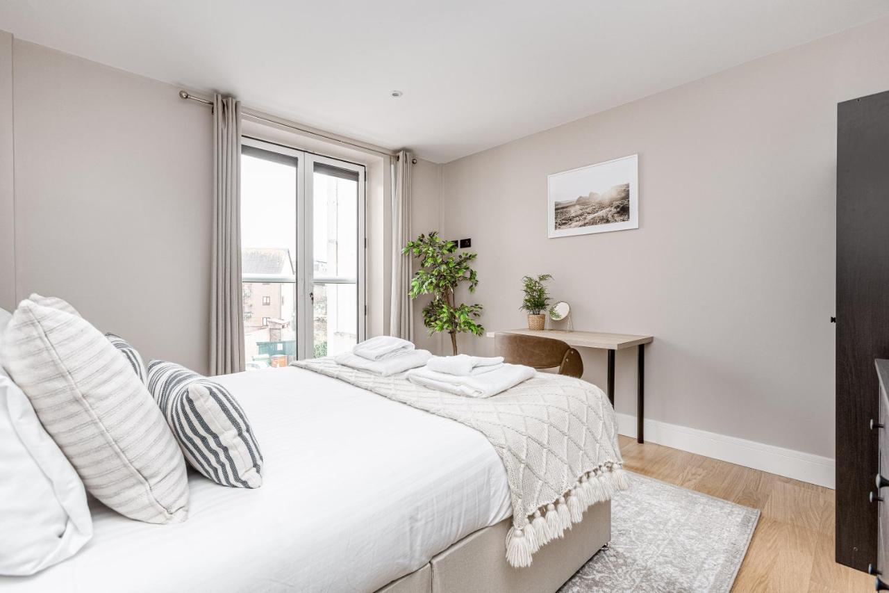 Charming 1 Bedroom Apt , Town Centre, Wifi, Free Parking By Tent Serviced Apartments Staines-upon-Thames Exterior foto